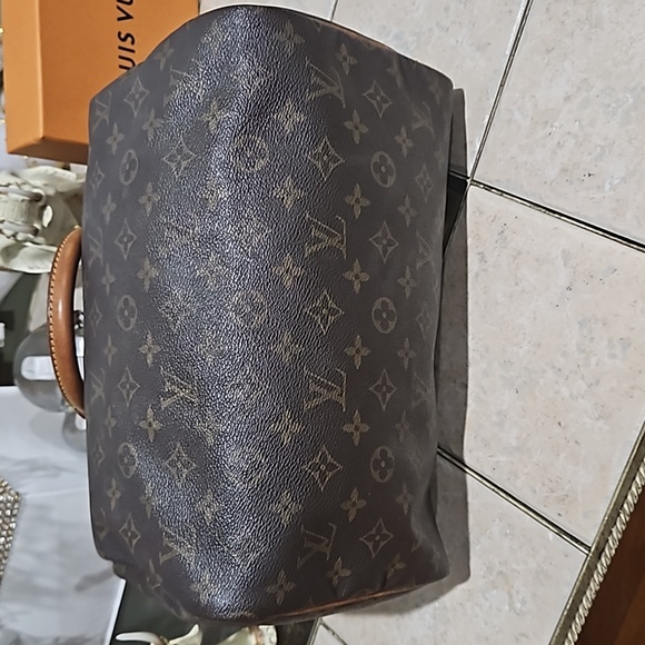 EUC Louis Vuitton Monogram Speedy 30 - Picture 13 of 17